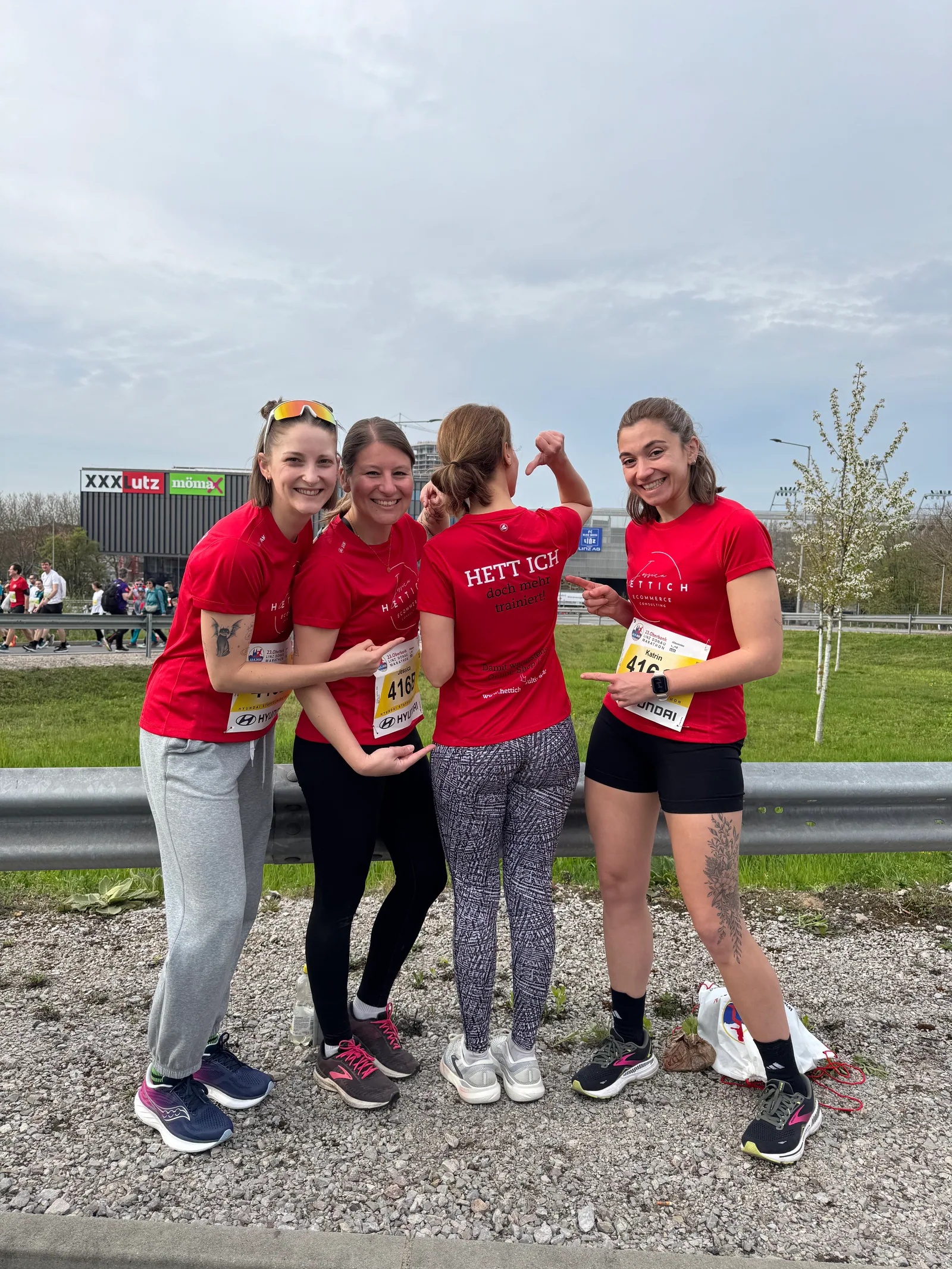 Jessica Hettich mit Team beim Linzer Staffelmarathon 2025 in roten Hettich E-Commerce Consulting Shirts